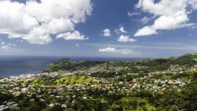 Bunte Häuser und grüne Hügel prägen die Küstenstadt Kingstown auf St. Vincent.