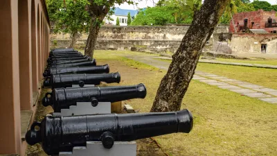 Historische Kanonen stehen an einer Mauer im Fort Jesus in Mombasa.