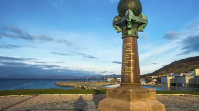 Historischer Triangulationspunkt Struve-Bogen in Hammerfest, Norwegen