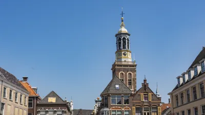 Historischer Kirchturm dominiert das Stadtbild von Kampen