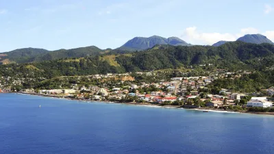 Blick auf die Küstenstadt Roseau auf Dominica mit Bergen im Hintergrund