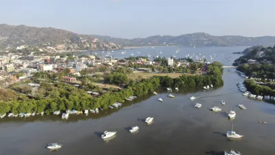 Boote liegen im Hafen von Zihuatanejo in Mexiko.