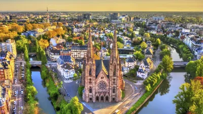 Luftaufnahme der Paulskirche in Straßburg mit Fluss und Stadtbild.