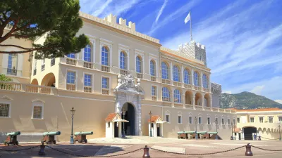 Der Prinzenpalast von Monaco zeigt seine beeindruckende Fassade.