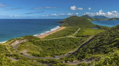 Straßenkurve führt an einem schönen Strand vorbei