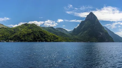 Karibische Landschaft mit den Pitons Vulkanfelsen im Wasser