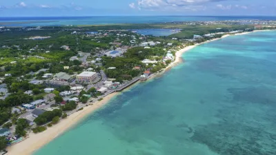 Luftaufnahme von George Town auf den Cayman Inseln mit Strand und türkisfarbenem Meer.