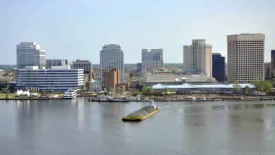 Norfolks Skyline am Elisabeth River mit Booten und Gebäuden.