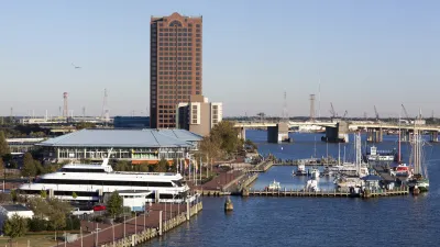 Norfolk Hafen mit Schiffen und Hochhaus im Hintergrund