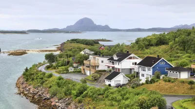 Norwegische Häuser an der Küste mit Blick auf das Meer.