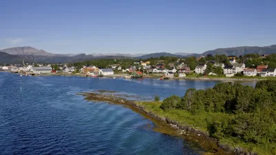 Norwegische Küstenstadt mit bunten Häusern am Wasser