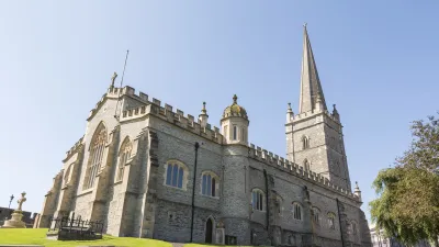 Historische St. Columb's Kirche mit markantem Turm in Greencastle.