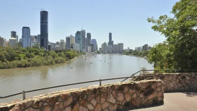 Brisbane Skyline mit Gebäuden am Flussufer.