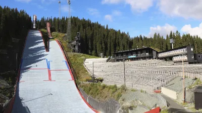 Skischanze Granåsen in Trondheim mit grüner Umgebung