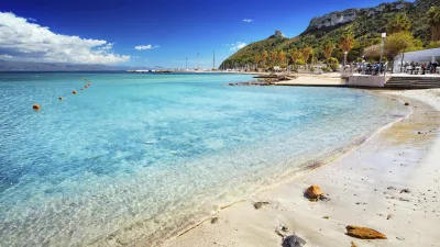 Türkisblaues Meer trifft auf den sandigen Poetto Strand in Cagliari.