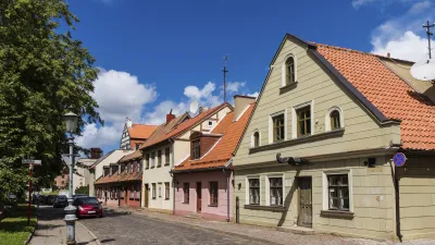 Historische Fachwerkhäuser säumen die gepflasterte Straße in Klaipeda.