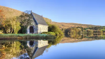Historische Kapelle Gougane Barra spiegelt sich im See