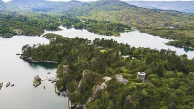 Grüne Insel mit Turm in der Bucht von Glengarriff, Irland