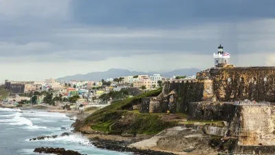 Historische Festung El Morro thront über der Küste von San Juan.