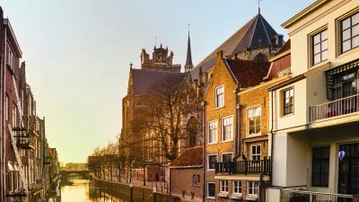Historische Häuser säumen einen Kanal in Dordrecht