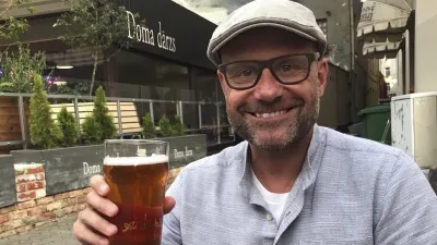 Tourist mit Bierglas in Estland