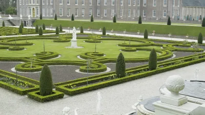 Historisches Schloss Het Loo mit kunstvoll gestalteten Gärten im Vordergrund