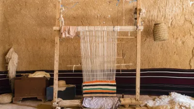 Traditionelle Weberei mit einem farbenfrohen Teppich im Fokus