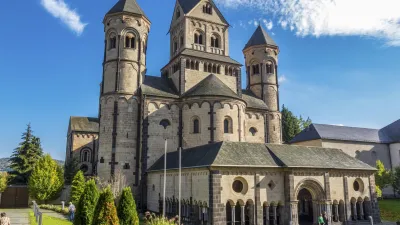 Die romanische Kirche Maria Laach mit ihren markanten Türmen steht im Fokus.