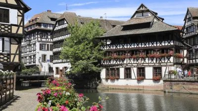 Historisches Fachwerkhaus am Flussufer in Straßburg