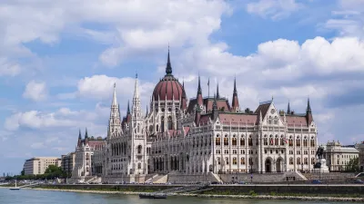 Das ungarische Parlamentsgebäude thront am Ufer der Donau.