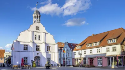 Wolgaster Rathaus mit Fachwerkhäusern auf dem Marktplatz