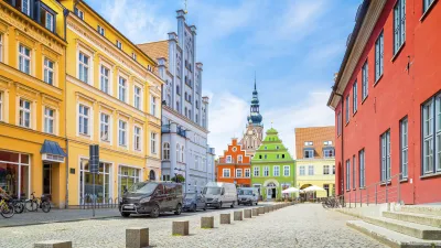 Historische Gebäude säumen die gepflasterte Straße in Greifswald