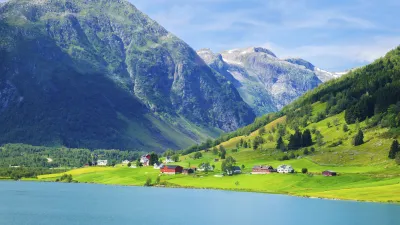 Norwegische Farmen liegen idyllisch am Sognefjord.