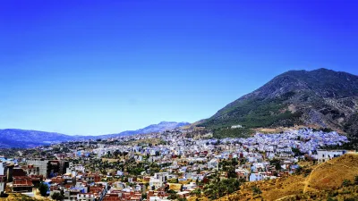 Bunte Häuser prägen das Stadtbild von Chefchaouen in Marokko.