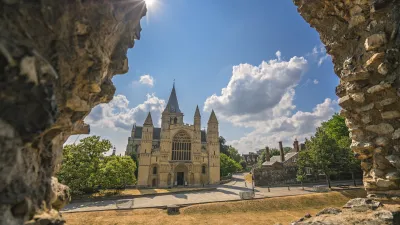 Rochester Kathedrale mit Fassade und Türmen an sonnigem Tag