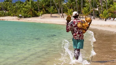 Mann verkauft Kokosnüsse am Strand in der Dominikanischen Republik