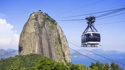 Seilbahn fährt zum Zuckerhut mit Blick auf das Meer