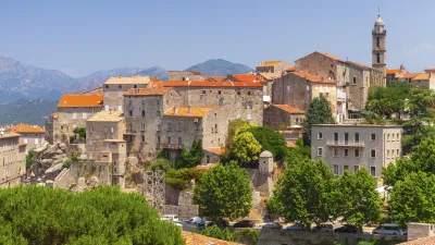 Korsisches Dorf mit traditionellen Häusern und Kirche
