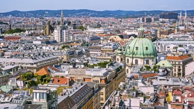 Wien zeigt eine historische Stadtlandschaft mit vielen Dächern und einer markanten Kuppel.
