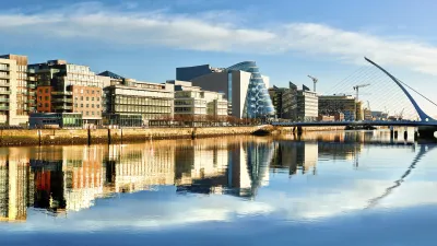 Dublin Stadtlandschaft mit Fluss Liffey und moderner Architektur