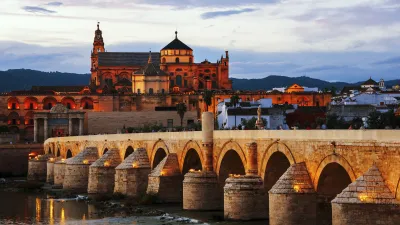 Historische Brücke über den Guadalquivir-Fluss mit der Mezquita im Hintergrund