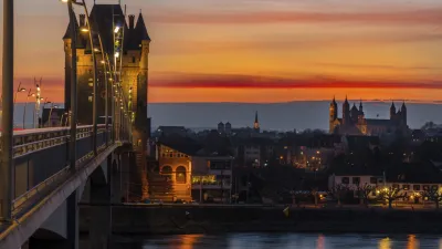 Wormser Dom St. Peter bei Sonnenuntergang am Rhein