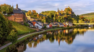 Saarburg mit Schloss und Fachwerkhäusern am Flussufer