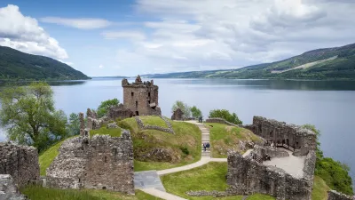 Ruinen von Urquhart Castle am Ufer des Loch Ness in Schottland