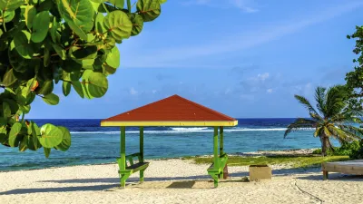 Strandpavillon mit Blick auf das türkisfarbene Meer auf Grand Cayman.