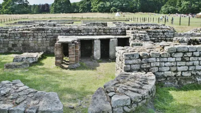 Römische Ruinen von Chester Fort zeigen historische Steinmauern im Freien.