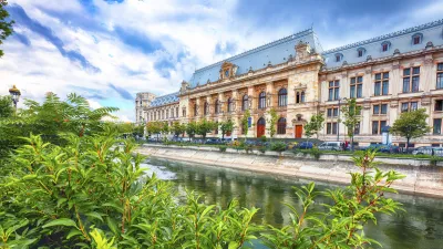 Historisches Gebäude am Flussufer in Bukarest