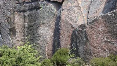 Felsgravuren zeigen historische Figuren und Tiere in Lysekil.