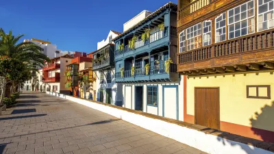 Koloniale Häuser säumen eine sonnige Straße in Santa Cruz