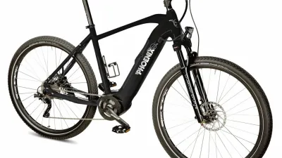 Schwarzes E-Bike steht auf weißem Hintergrund.